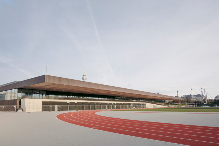 TUM Campus, München, einer der größten Holzbauten Europas. 153 Meter langes freitragendes Vordach, das 18,3 Meter frei auskragt. Architekten: Dietrich - Much Untertrifaller (© Aldo Amoretti)